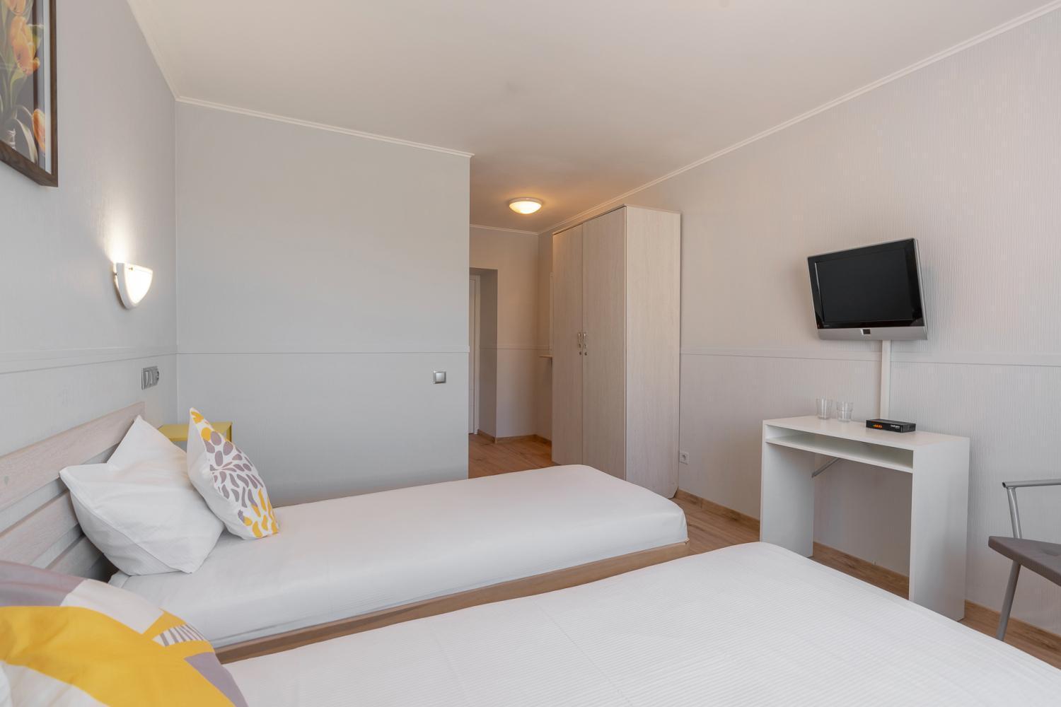 Twin Room,1681714109:JPEG