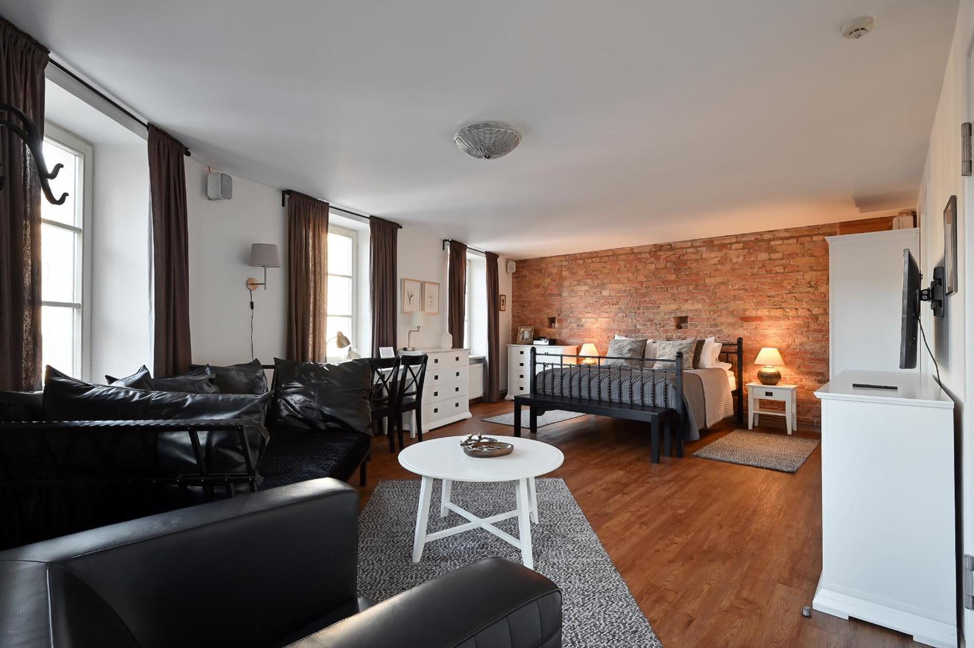 Studio Apartment No 3 with Dome Square View and Extra-Large Bed (Three Levels Above Ground)