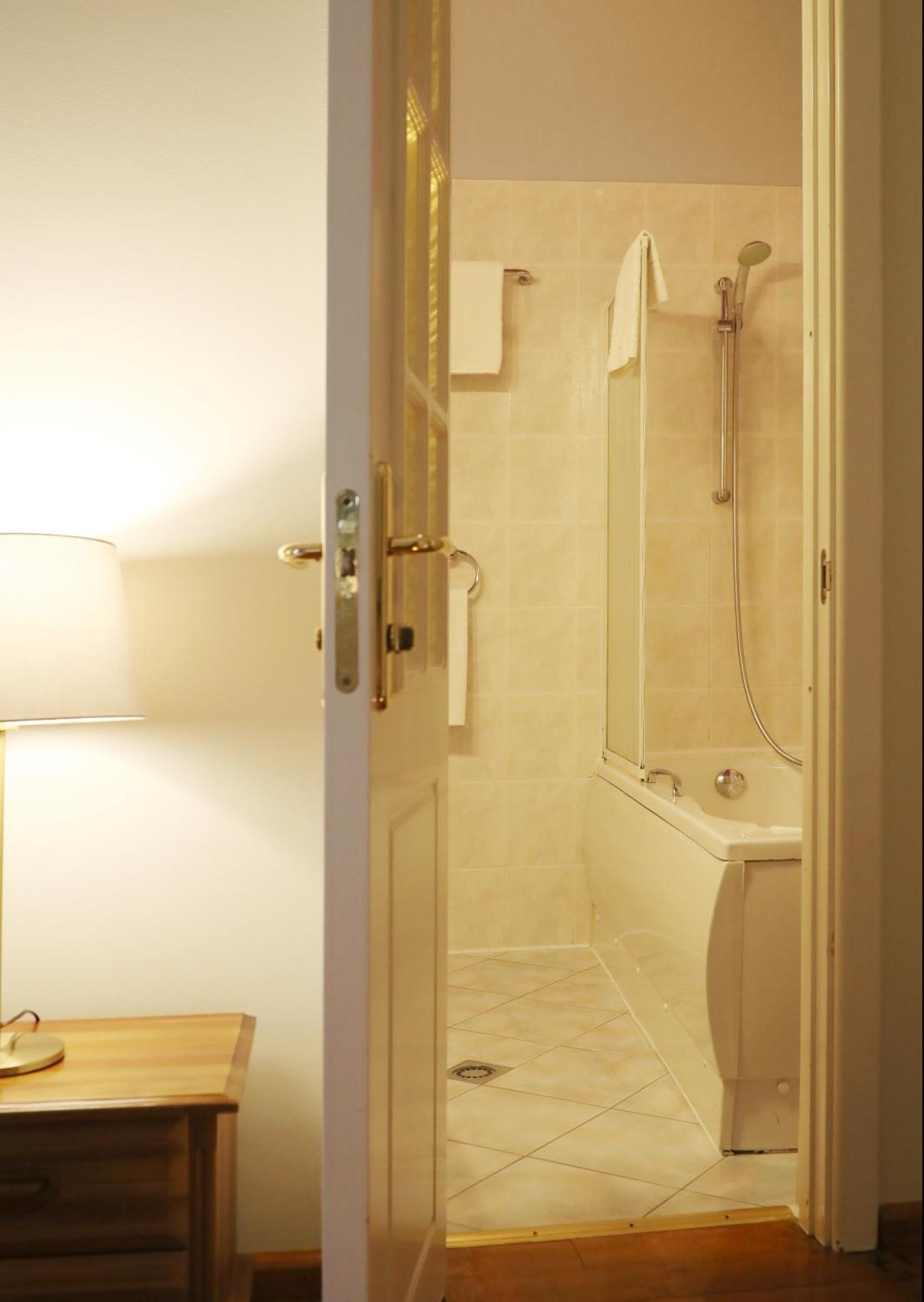 Classic Single Room,691918827:JPEG