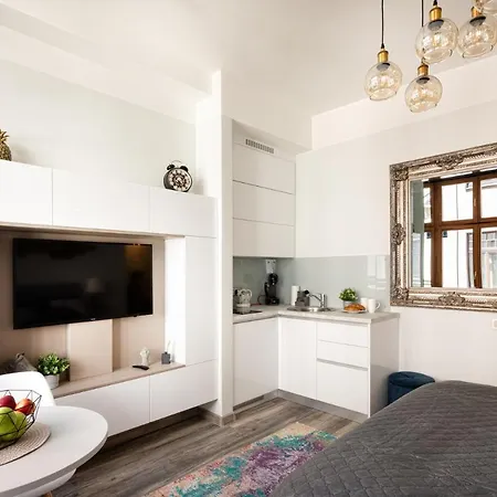 Art Design King Bed Studio Apartment In Old Town-3