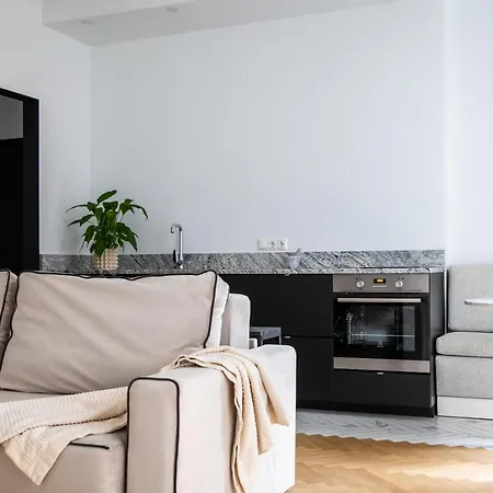 Miro Rooms French - Quiet Chic, Free Private Parking-2