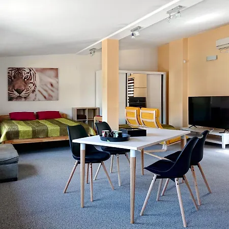 Riga City Center Quiet Apartment With Free Private Parking-2