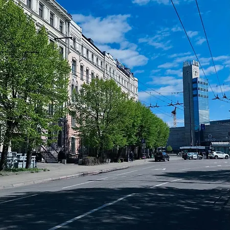 Flat In Front Of Central Station-2