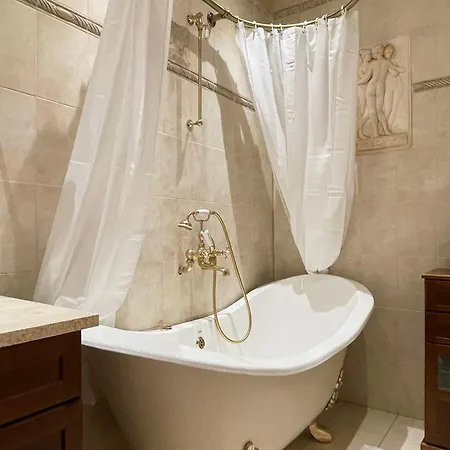 Classy Apartment In Good Neighbourhood-2