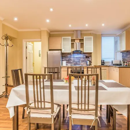 Charming Spacious 3 Bedroom In Old Town-2